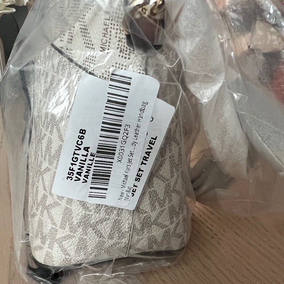 Michael Kors Jet Set Travel Crossbody Bag – Vanilla Logo – New With Packaging - Picture 2 of 4